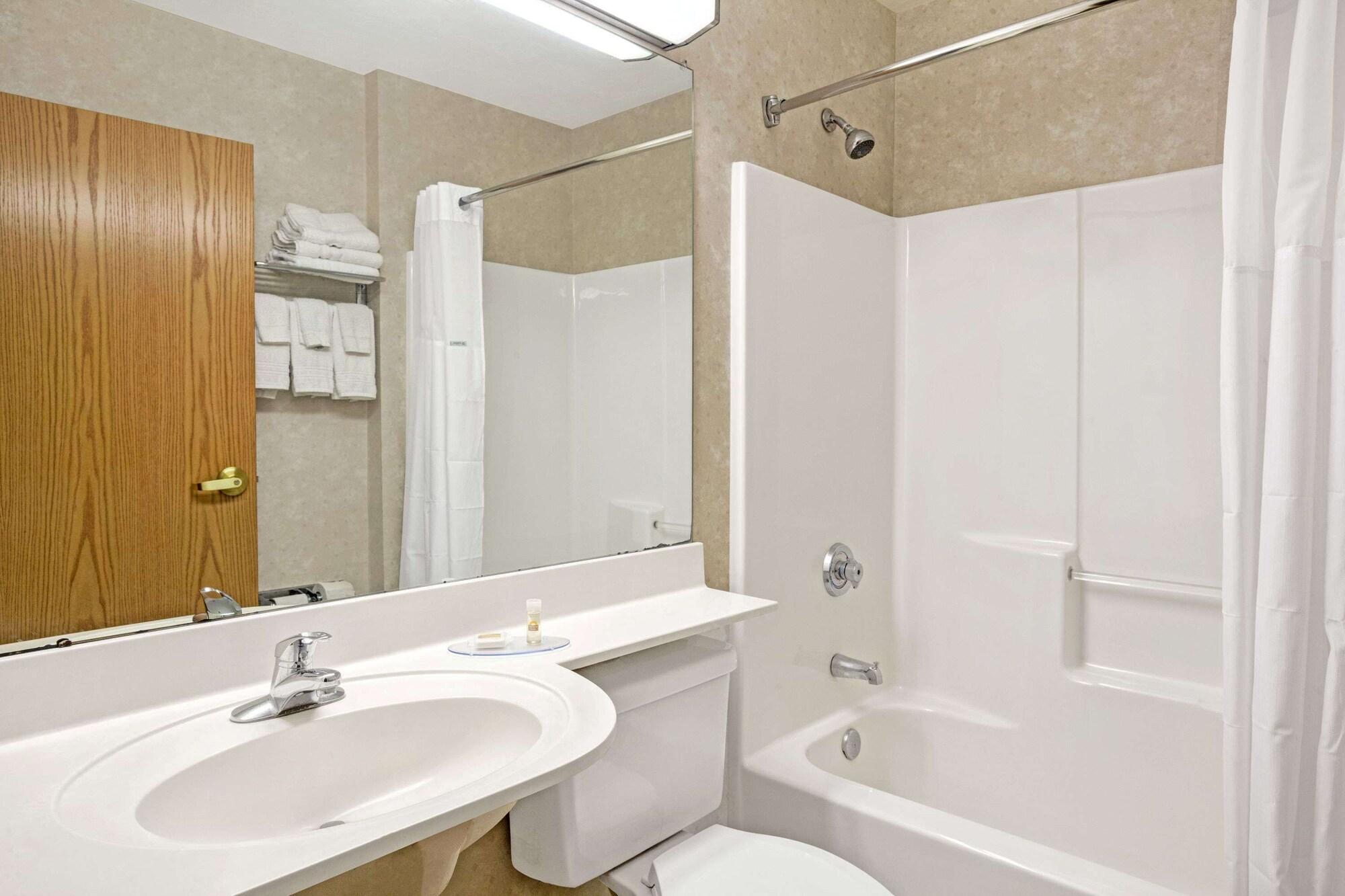 Days Inn By Wyndham Sturbridge Exterior photo